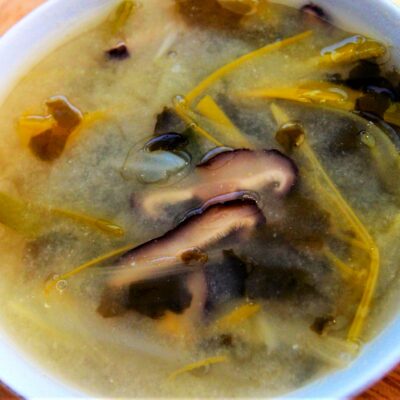 Soupe miso avec des poireaux, du panais, des champignons shiitakés et des algues wakamé