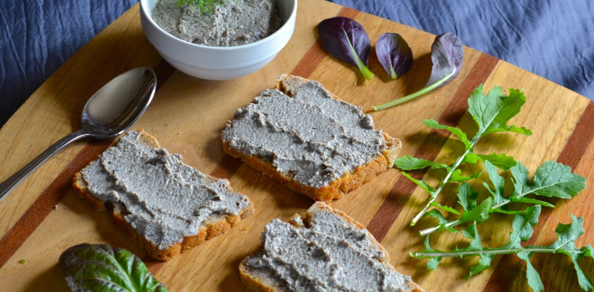 Tartines de pain avec le pâté au tofu-champignons
