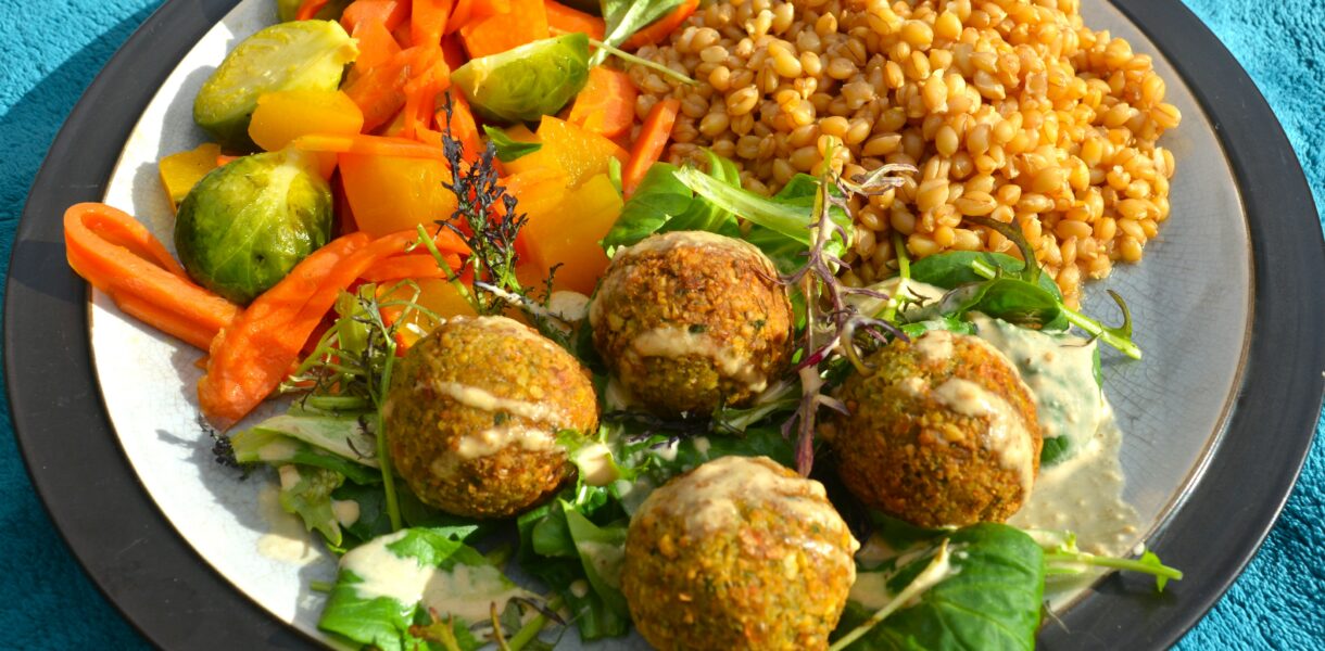 Falafels de pois chiches avec des légumes d'hiver cuit à l'étouffé et du petit-épeautre