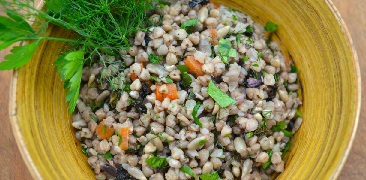 Salade de sarrasin décortiqué aux légumes confits et aux aromates frais