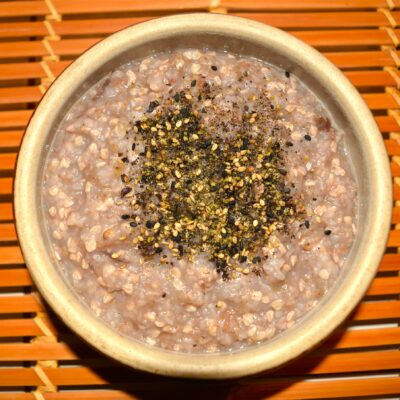 Bouillie de graines de sarrasin grillées saupoudrée de furikaké (condiment japonais à base de graines de sésame grillées et d'algues)